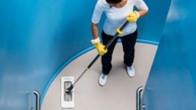 Киевский онкоцентр закупил современные швабры по просьбе профсоюза для облегчения труда санитарок