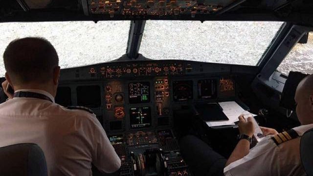 Poroshenko rewards Ukrainian pilot who performed emergency landing in Istanbul