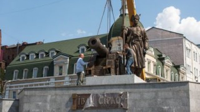 В центре Харькова установлен памятник атаману Сирко