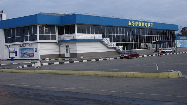 About 50 armed men in military uniform seize Simferopol Airport in early hours of Friday