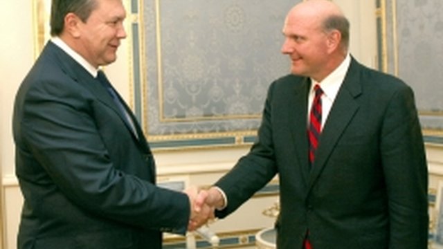 Yanukovych briefs Microsoft chief on Ukraine's scientific and technical potential