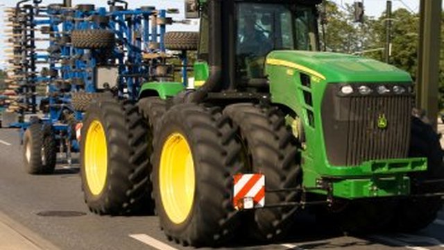 Deere продолжает сокращать рабочие места из-за снижения спроса на тракторы