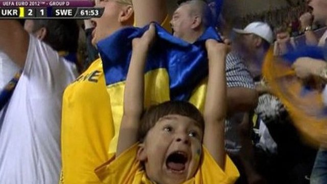 Andriy Shevchenko presents 6-year-old fan with Ukraine team's T-shirt