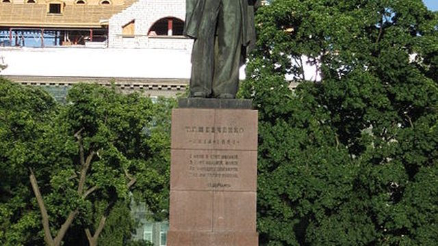 Azarov lays flowers to Taras Shevchenko Monument in Kyiv