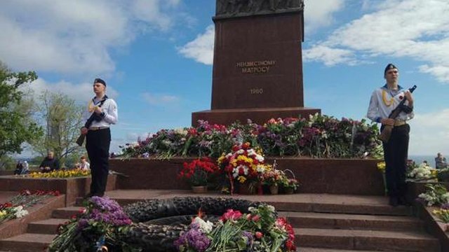 Ukrainian president, premier lay flowers to Eternal Glory monument