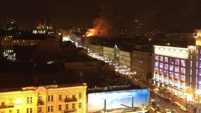 У центрі Києва у відселеній будівлі масштабна пожежа, працюють майже два десятки пожежних бригад