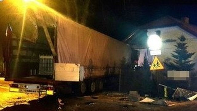 У Польщі українець на фурі протаранив будинок з трьома дітьми всередині