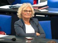 Міністр оборони Німеччини Ламбрехт вирішила залишити посаду