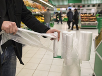 Українці знизили використання пластикових пакетів на 40-90% за рік обмежень