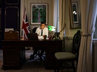 Целями ударов Великобритании и США по йеменским хуситам стали их площадки для запуска дронов и ракет по торговым судам в Красном море - Сунак