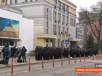 Под зданием МВД собираются желающие проститься с руководством МВД, погибшим в авиакатастрофе в Броварах