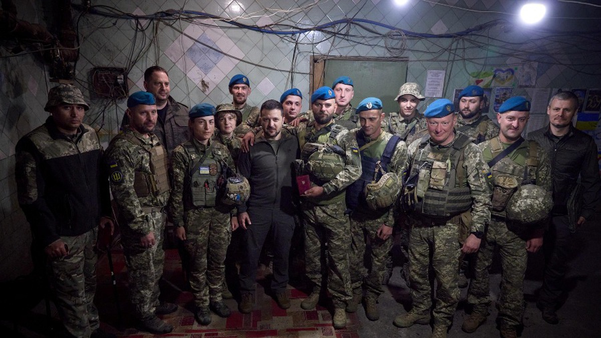 Zelenskyy meets with Ukrainian marines on front line - Vimarsana News