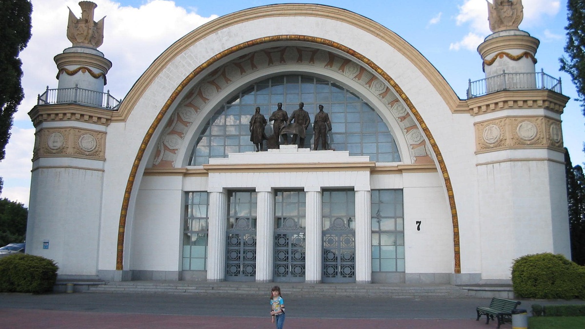 ВДНГ презентувала дослідницький проєкт "(НЕ)виставка" про радянську спадщину Експоцентру – гендиректор