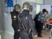 У будівлі сільради на Закарпатті депутат підірвав гранати: 26 людей поранено, медики намагаються реанімувати підривника - Нацполіція