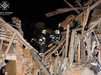 Рятувальники ліквідовують наслідки ракетного удару по Харкову