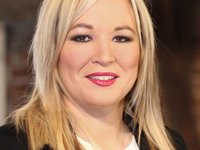 Мишель О`Нил из партии Шинн Фейн стала первым министром Северной Ирландии