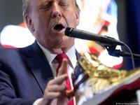 Трамп представил собственную марку золотых кроссовок за $399