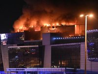 Россия заявляет о 60 погибших и 145 раненых в результате налета на концертный зал; ответственность взяла на себя группировка "Исламское государство"