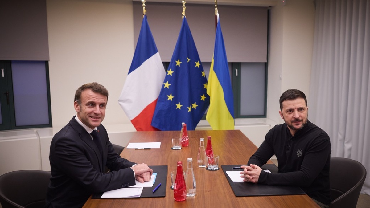 Macron and Zelenskyy begin meeting in Paris
