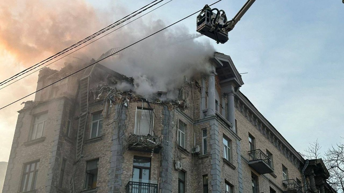 NBU building, opposite apartment building damaged in Kyiv during attack ...