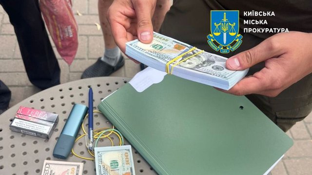 Правоохранители задержали чиновницу КГГА и директора коммунального столичного рынка за взяточничество