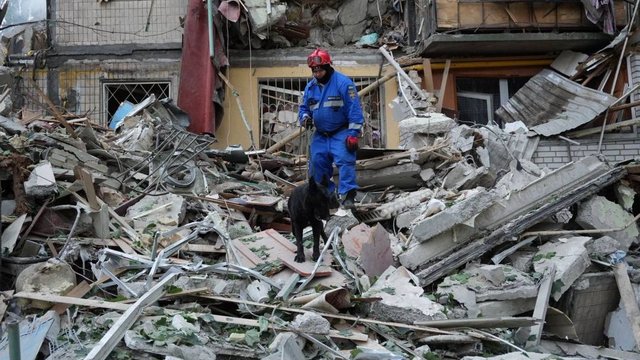 Зеленский отреагировал на попадание вражеской ракеты в жилой дом в Киеве
