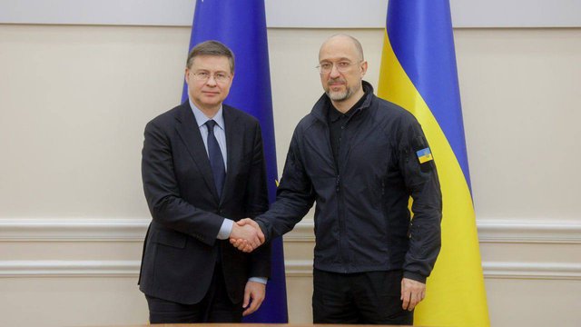 Шмигаль і Домбровскіс обговорили важливу роль України у системі європейської безпеки