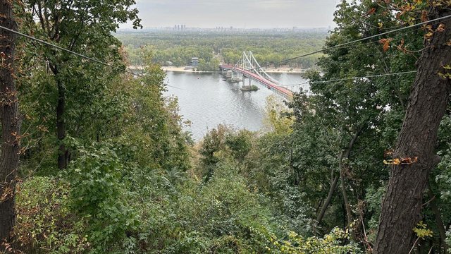 В Києві судитимуть проєктанта канатної дороги, підприємця та інженера у справі щодо загибелі юнака на атракціоні через р.Дніпро