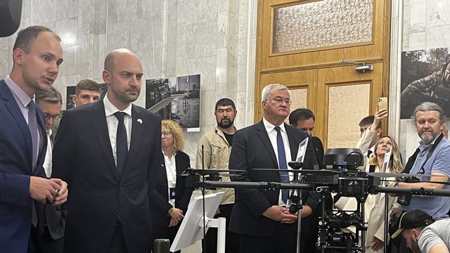Глава МЗС Франції оглянув зразки БПЛА українського виробництва