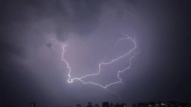 У середу в більшості областей України очікуються значні дощі, грози, подекуди град і шквали