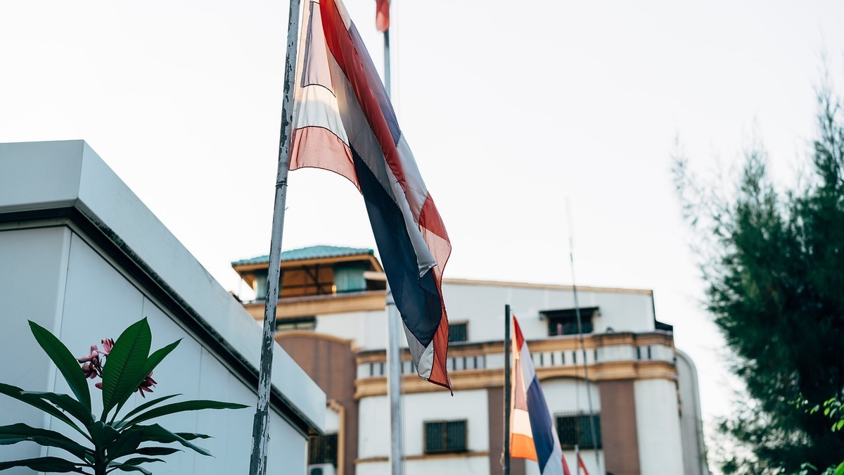 Ukrajinsko veleposlaništvo opozarja na obmejne spopade; Zaluzjni napoveduje dolgo vojno, v Rusijo pa udarili droni.