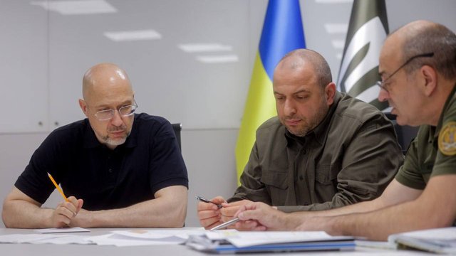 Шмыгаль обсудил с Умеровым и своими заместителями обеспечение воинов вооружением и дронами-перехватчиками