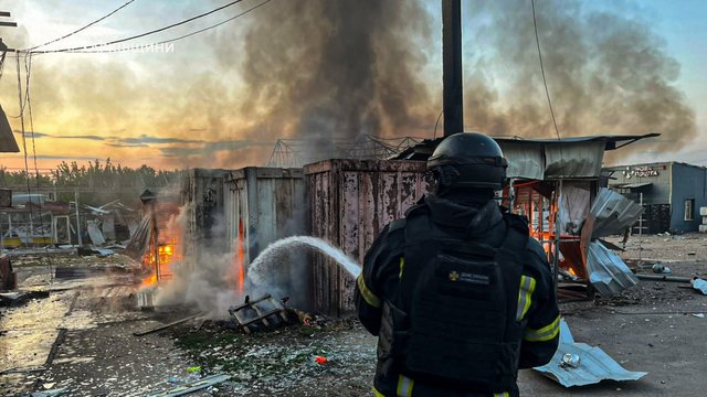 На Харківщині рятувальники ліквідували пожежу на ринку, що сталася внаслідок ворожої атаки БпЛА