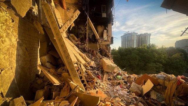 Спасатели эвакуировали 33 жильцов и спасли пятерых из дома, разрушенного вражескими БпЛА в Одессе - ГСЧС