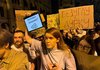 "Безуглу вон" - скандировали протестующие в Киеве, когда депутат подняла над головой призыв к отставке Сырского