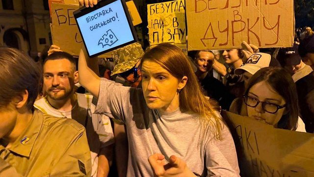 "Безуглу геть" – скандували учасники протесту в Києві, коли депутатка підняла над головою заклик до відставки Сирського