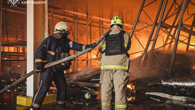 Масштабну пожежу, що спалахнула на складах внаслідок ворожого удару по передмістю Харкова, локалізовано – ДСНС