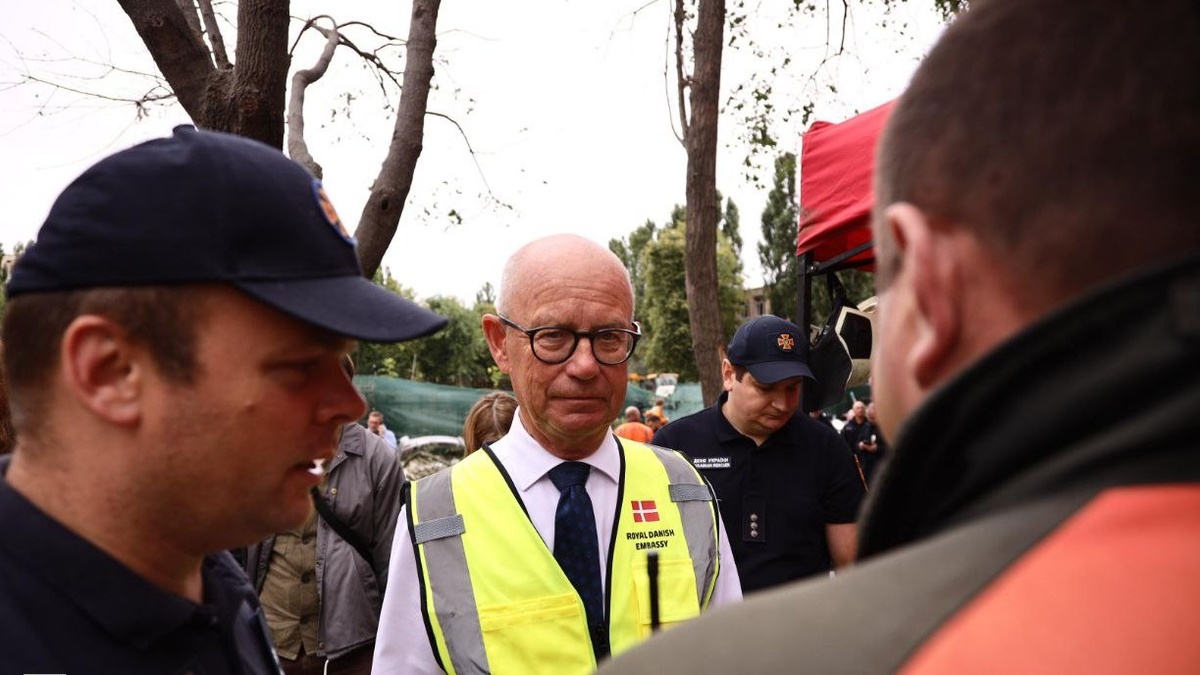 Danish Ambassador visits site of Russian strike in Kyiv