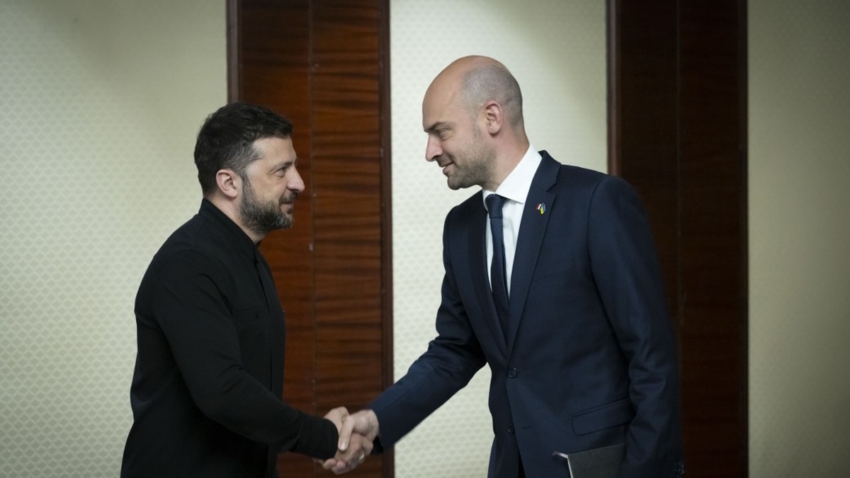 Zelenskyy discusses the need for air defense with French FM