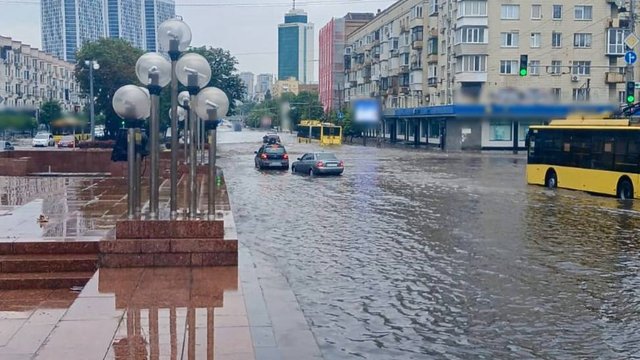 Ливень подтопил улицы Киева, в частности затруднено движение транспорта на площади Галицкой в направлении проспекта БерестейскогоЛивень подтопил улицы Киева, в частности затруднено движение транспорта на площади Галицкой в направлении проспекта Берестейского