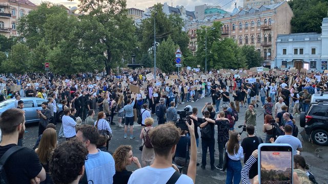 У Києві проходить акція проти прийнятого Радою законопроєкту №12414, який обмежує незалежність НАБУ та САП