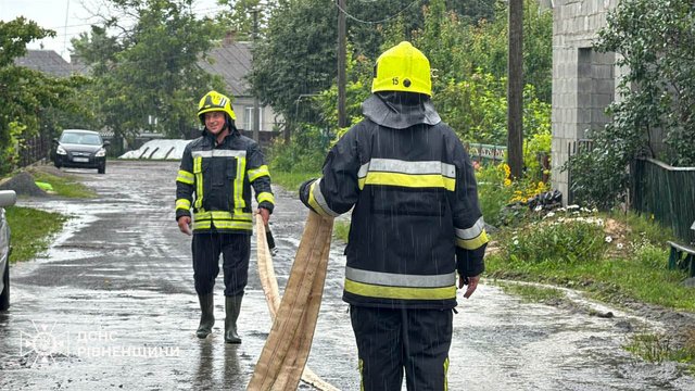 Рятувальники ліквідують наслідки негоди в п'яти областях України