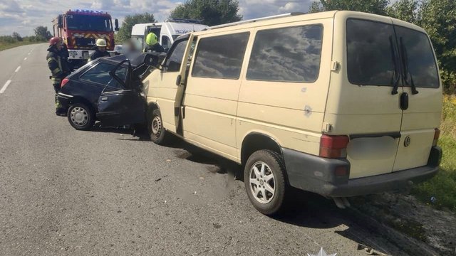 На Київщині Ford Fiesta зіткнувся з мікроавтобусом, водійка легковика загинула на місці