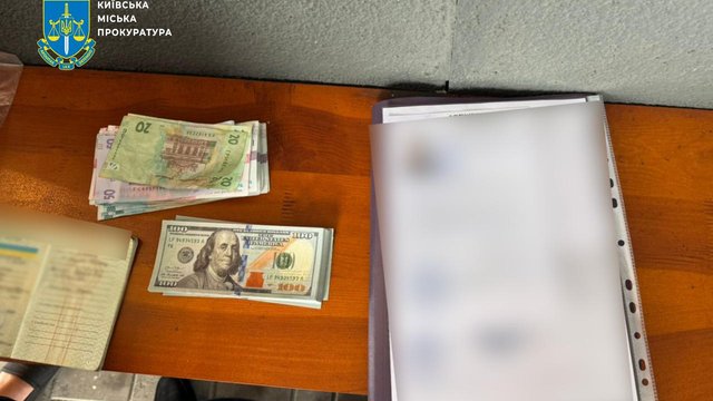 У Києві затримали чоловіка, який за $15-25 тис. допомагав знімати чоловіків з військового обліку
