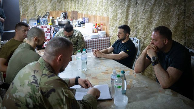 Зеленський на Сумщині обговорив із командирами забезпечення бригад ресурсами для їхнього власного виробництва дронів
