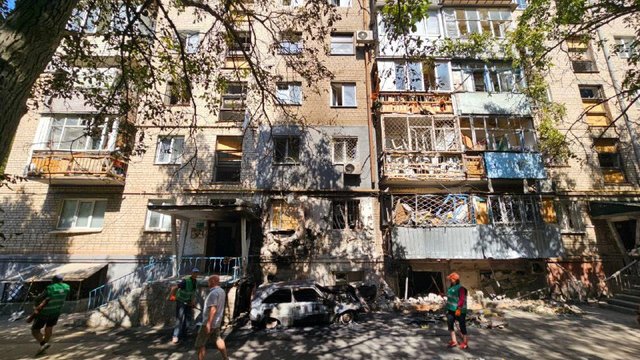 Оккупанты утром обстреляли центр Херсона, повреждены медучреждение и многоэтажка, известно о 6 пострадавших