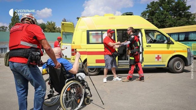 УЧХ допомагає евакуювати жителів мікрорайону Корабел у Херсоні
