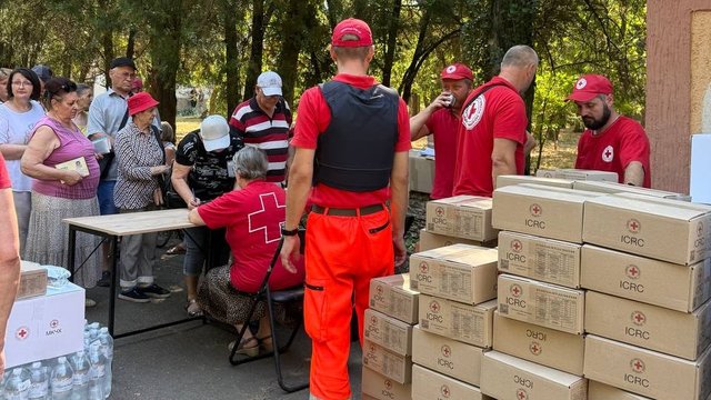 УКК оказывает помощь эвакуированным из района Корабел в Херсоне