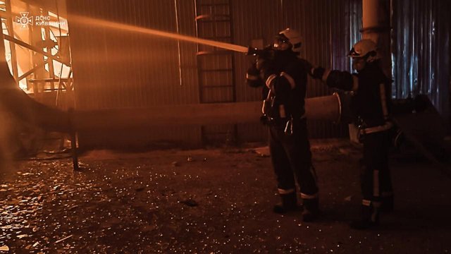 На Київщині рятувальники ліквідовують наслідки нічної ворожої атаки по Білоцерківському району