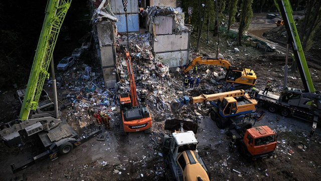 На данный момент в результате российской атаки в ночь на четверг в Киеве погиб 31 человек - КГВА